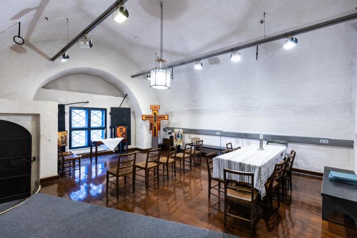 Pöytiä ja tuoleja Tuomiokirkon sakastin valoisassa yläkerrassa. (Kuva: Heikki Räisänen)