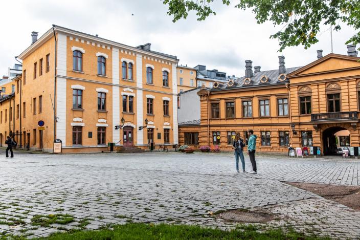 Avoimen torin reunalla vanhat rakennukset Vanha Raatihuone ja Brinkkalan talo (Kuva: Heikki Räisänen)