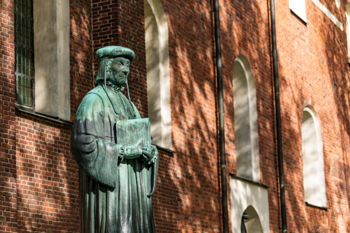 Mikael Agricolan patsas Turun tuomiokirkon edustalla. (Kuva: Heikki Räisänen)