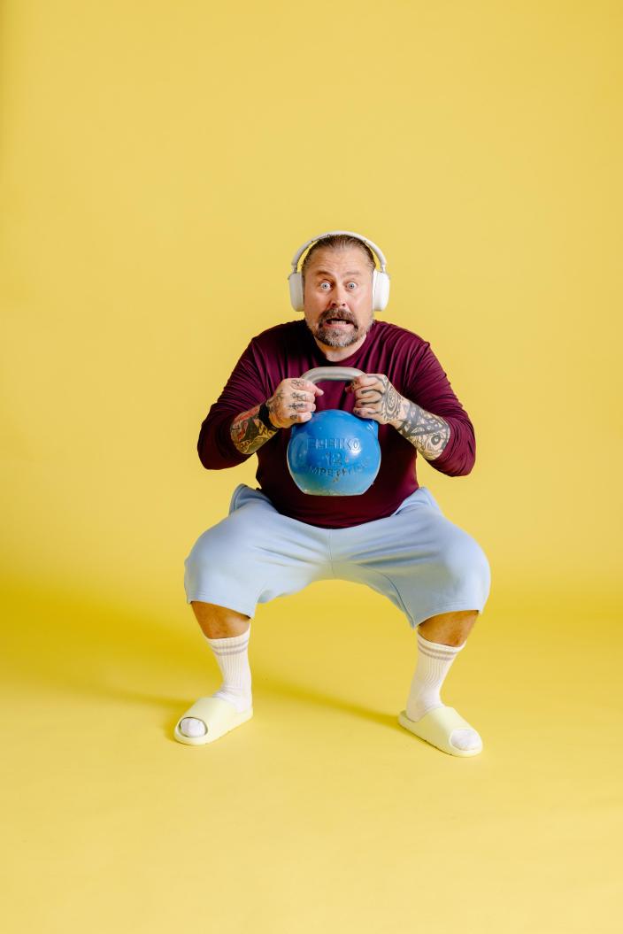 Henkilö nostaa kahvakuulaa. (Kuva: Jenni Virta)