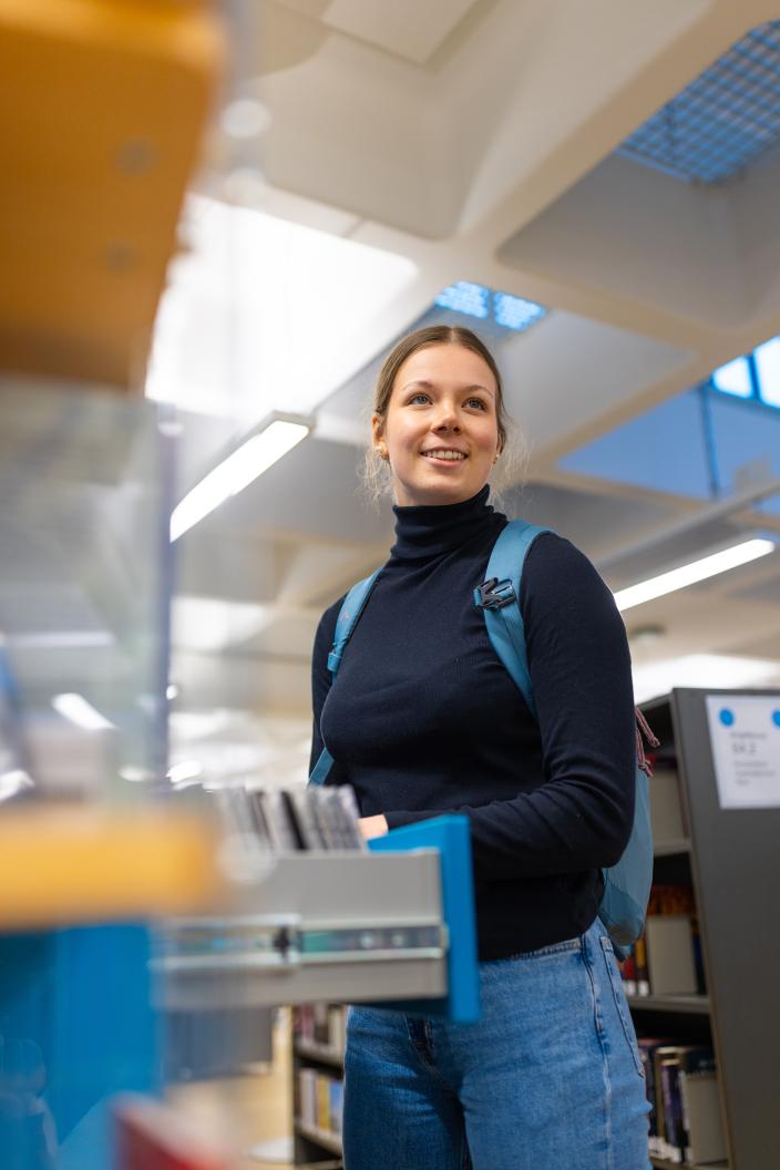 Henna Moilanen Varissuon kirjastossa. (Kuva: Heikki Räisänen)