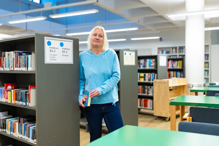 Liisa Saarinen Varissuon kirjastossa. (Kuva: Heikki Räisänen)