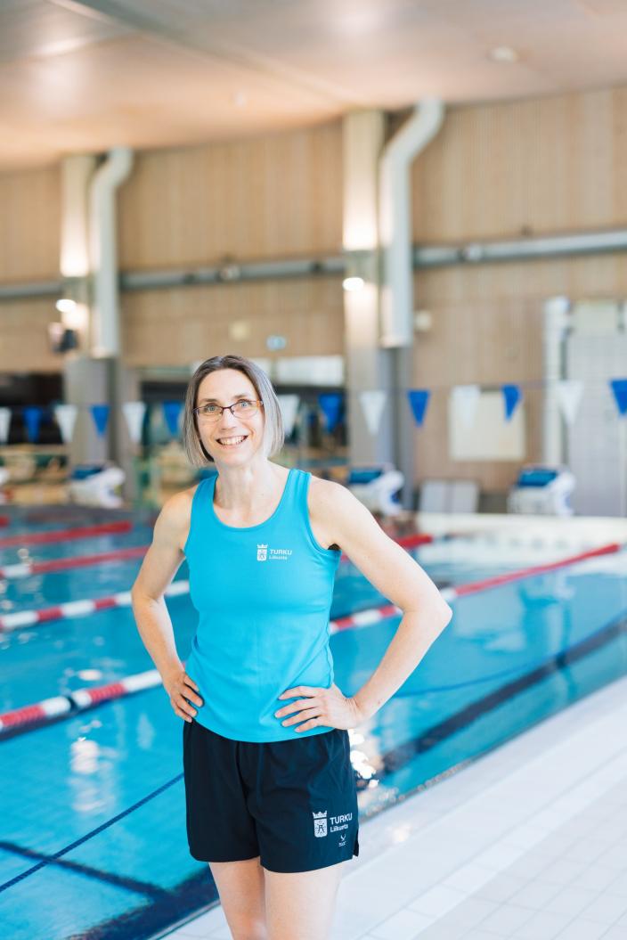 Uimavalvoja seisoo uima-altaan vieressä ja hymyilee. (Kuva: Heikki Räisänen)