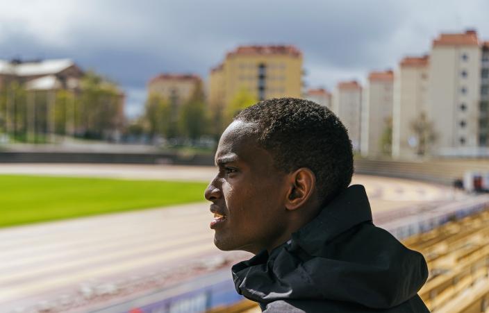 Lähikuva henkilöstä, joka on sivuttain kameraan ja katsoo stadionin juoksuradalle.  (Kuva: Heikki Räisänen)