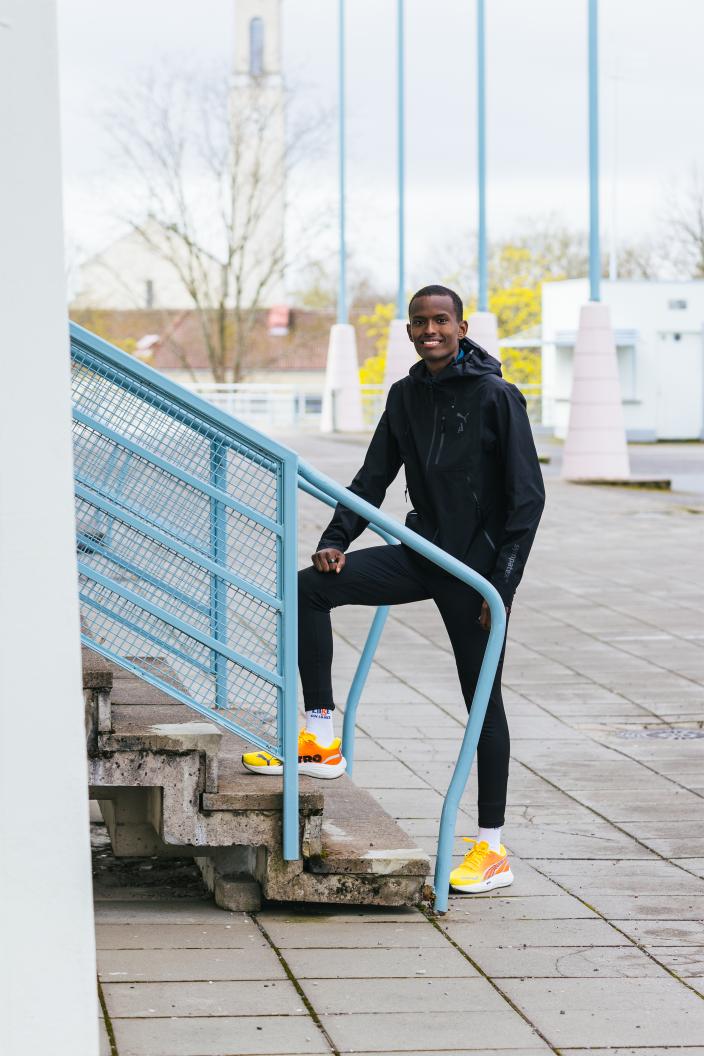 Henkilö on astumassa portaikkoon stadionin ulkopuolella.  (Kuva: Heikki Räisänen)