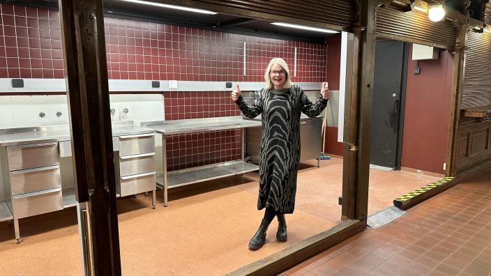 Kati Leskinen seisoo Turkuseuran tulevan myymalan paikalla Kauppahallissa. (Kuva: Katriina Pakkanen, Turkuseura)