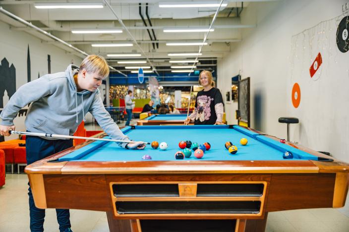 Två ungdomar spelar biljard på ungdomsgården. (Foto: Heikki Räisänen)