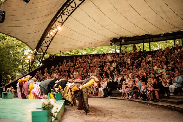 Näyttelijät kumartavat esityksen päätteeksi Turun Kesäteatterissa yleisön osoittaessa suosiotaan. (Kuva: Frans Rinne)