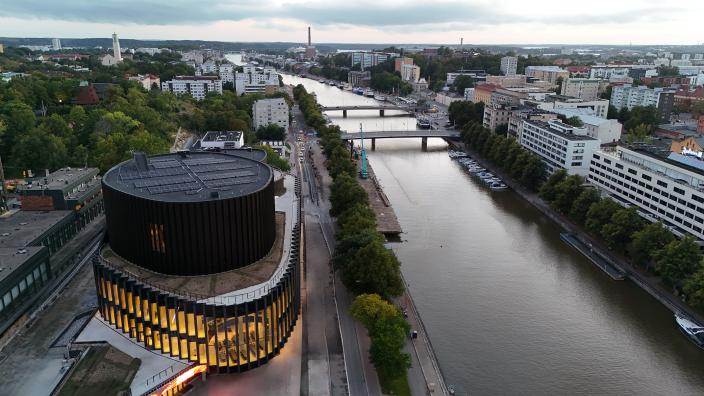 Turun musiikkitalo Fuuga Aurajoen rantamaisemassa. (Kuva: Marc Goodwin)