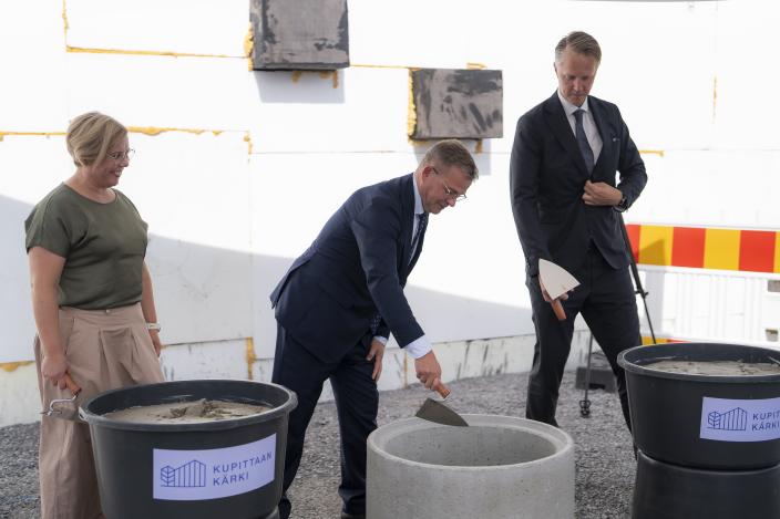 Turun pormestari Piia Elo, pääministeri Petteri Orpo ja YIT:n toimitusjohtaja Heikki Vuorenmaa muurasivat Kupittaan kärjen peruskiven. (Kuva: Niko Sieppi)