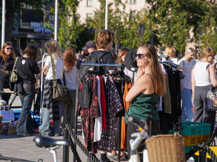 Kirpputorimyyjiä ja asiakkaita ulkotorilla. (Kuva: Abo Creatives)