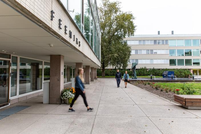 Opiskelijoita Turun yliopiston rakennusten piha-alueella. (Kuva: Heikki Räisänen)