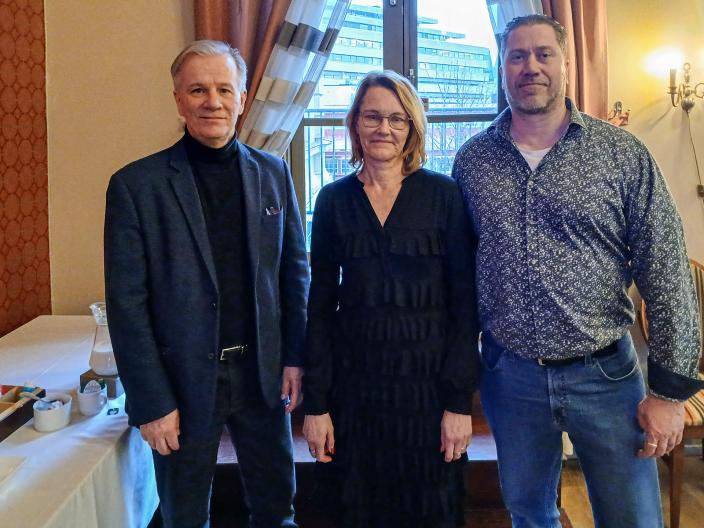Vasemmalta: työllisyysaluejohtaja Jukka Varonen, työllisyyden neuvottelukunnan puheenjohtaja Anu Lääveri ja varapuheenjohtaja Ville Roslakka. (Kuva: Tarja Tötterman)