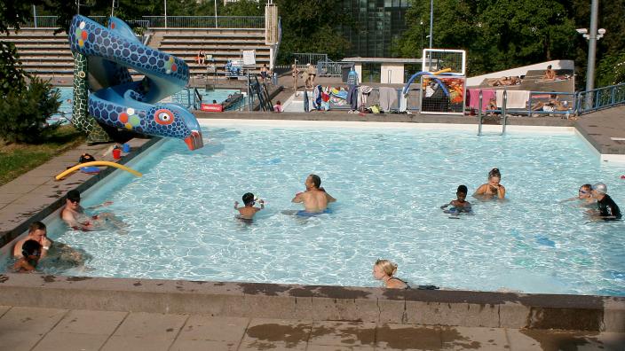 Lasten erityisuimakoulu Samppalinnan maauimalan lastenaltaalla. (Foto: Kai Salonen)