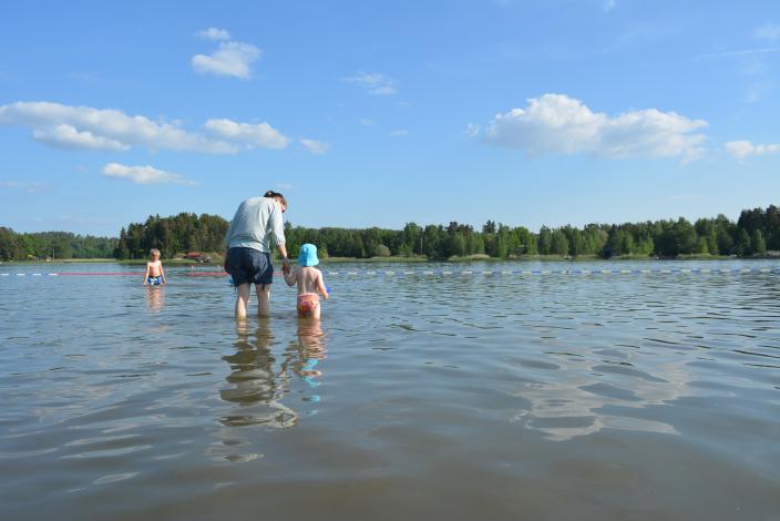 Lapsi kahlaa uimarannalla. (Foto: Risto Lahtinen)