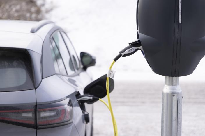 Säkölatauspisteestä menee johto autoon, jota ladataan (Kuva: Suvi Elo)