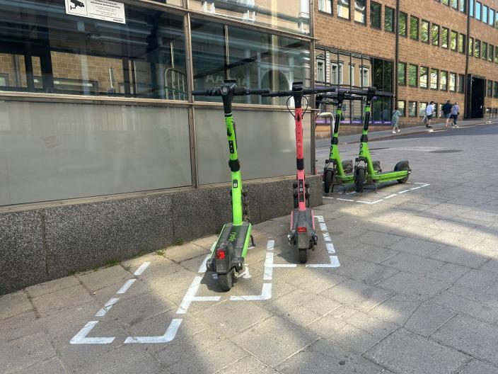 Sähköpotkulaudat omissa ruuduissaan. 