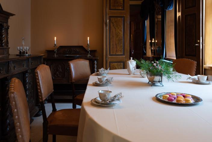 Tunnelmallinen huone vanhassa talossa, joka on sisustettu vanhanaikaisilla huonekaluilla.  (Foto: Joonas Mäkivirta)