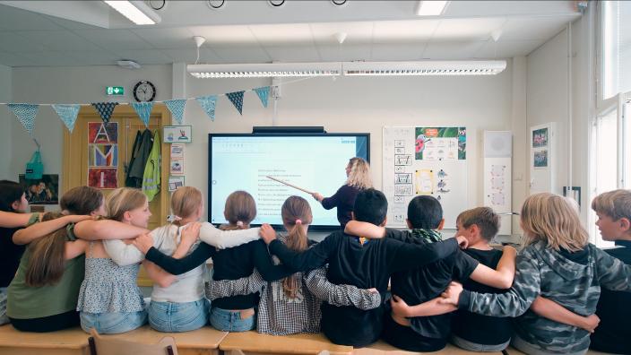 Vähä-Heikkilän koulun oppitunnilla lapset laulavat rivissä. (Kuva: Hannu Aaltonen)