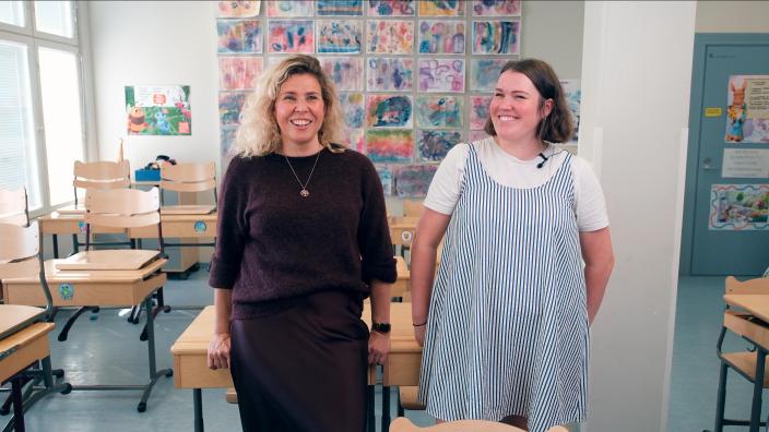 Vähä-Heikkilän koulun opettajat Verna Aminoff ja Oona-Maija Koskela luokassaan (Kuva: Hannu Aaltonen)