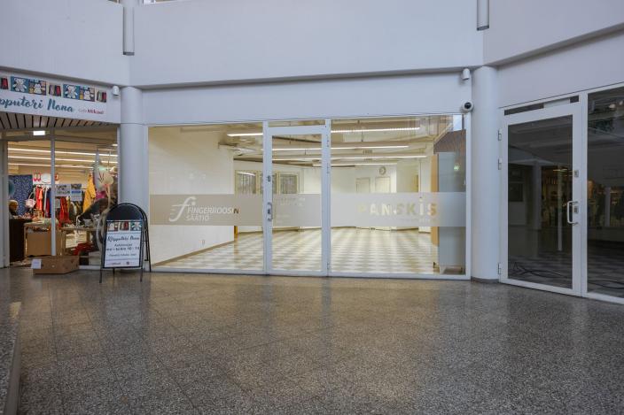 Sisäänkäynti Hövelin liiketilaan. (Kuva: Mika Okko)