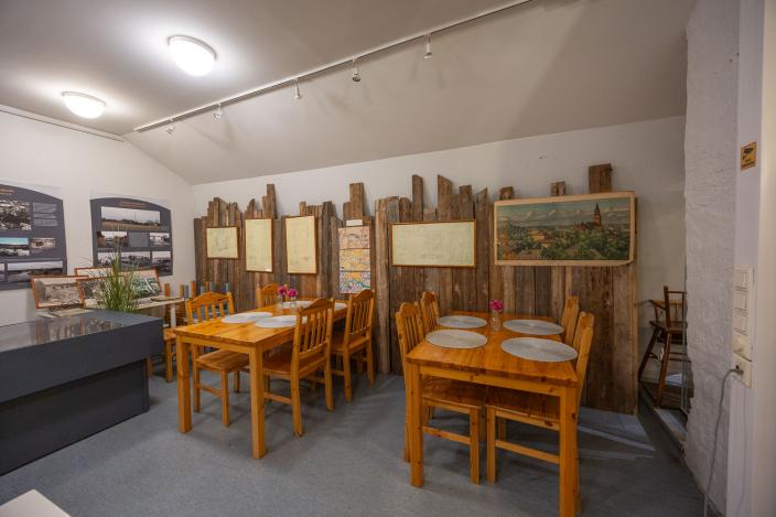 Pöytäryhmiä vintillä. (Kuva: Mika Okko)