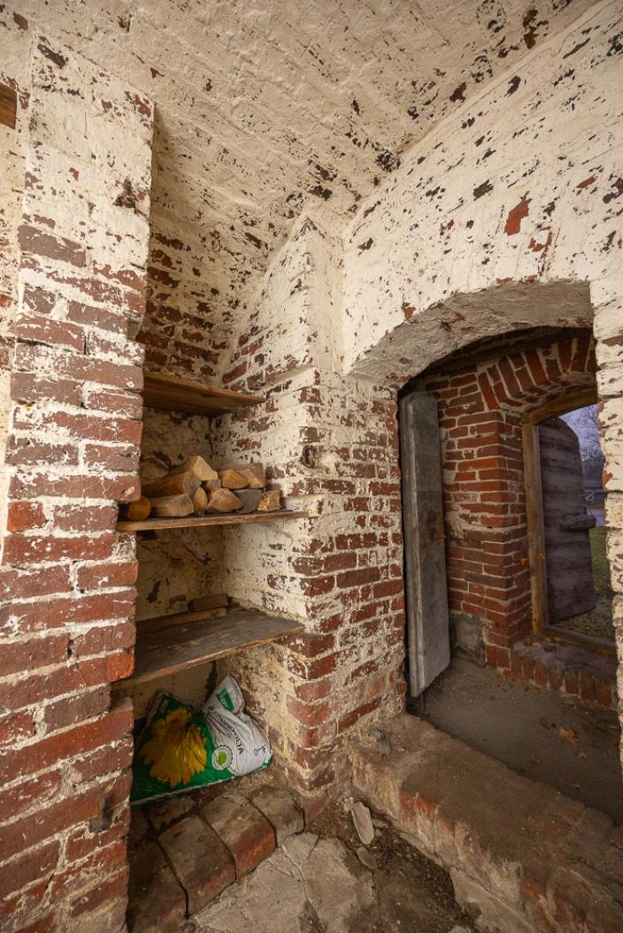 Vanhan perunakellarin oviaukko ja hyllyjä. (Kuva: Mika Okko)