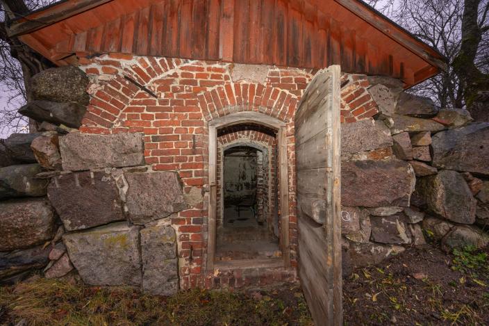 Vanhan perunakellarin oviaukko. (Kuva: Mika Okko)