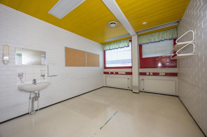 Tyhjä työhuone Suikkilan entisellä terveysasemalla. (Kuva: Mika Okko)