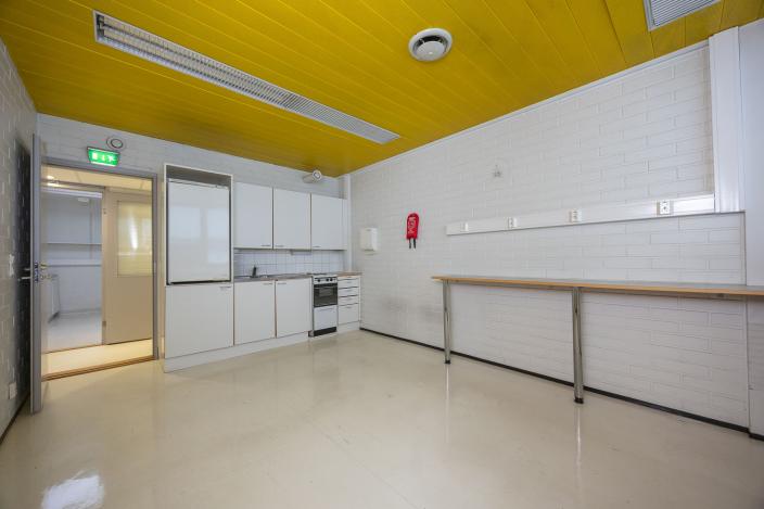 Tyhjä keittiötila Suikkilan entisellä terveysasemalla. (Kuva: Mika Okko)