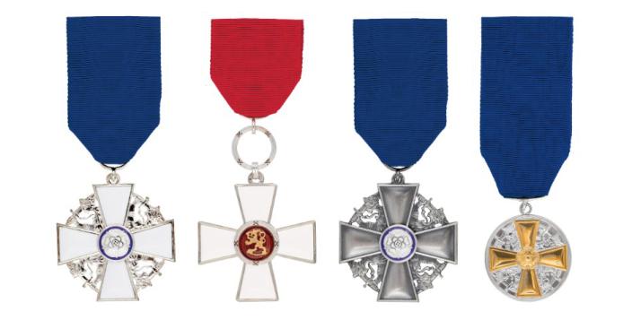 Neljä valtion kunniamerkkiä vierekkäin