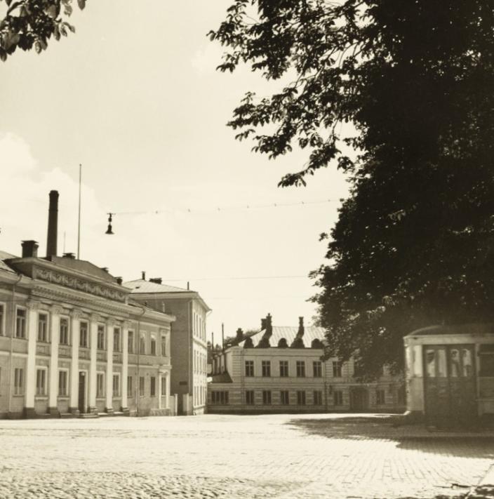 Till vänster Hjeltiska huset, i mitten Gamla rådhuset och till höger Brinkalahuset och en spårvagn. Fotograferat mellan 1930 och 1962. (Foto: Turun kaupunginmuseo / Åbo stadsmuseum / Turku City Museum)