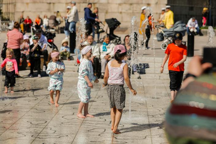 Kauppatorin suihkulähteellä (Foto: Pasi Leino)