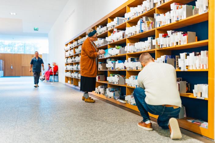 Asiakkaita pääkirjaston varaushyllyllä  (Kuva: Heikki Räisänen)