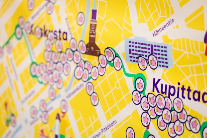 Kuvassa karttakuva raitiotien reitistä johon liimattu tarroja.