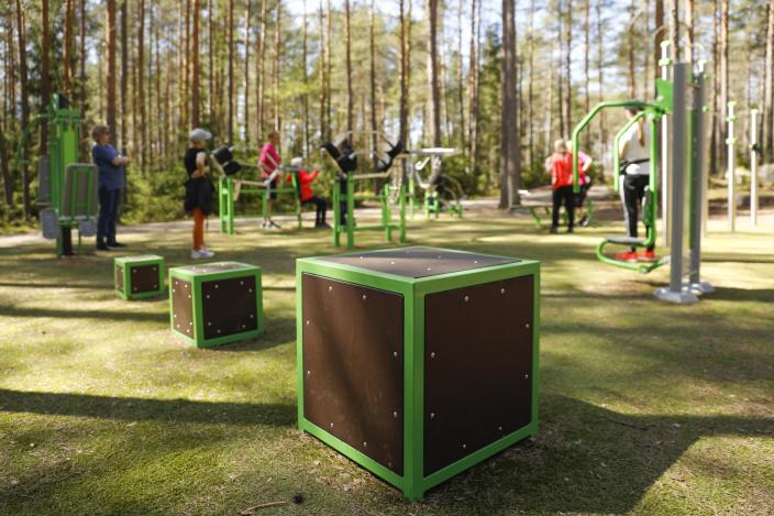 Ulkokuntoilulaitteet Varissuolla (Kuva: Kai Salonen)