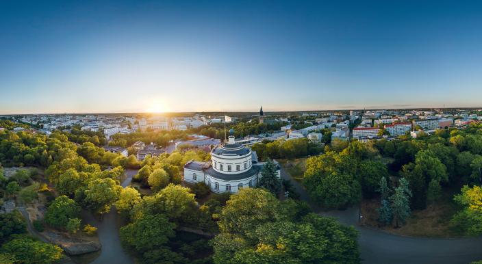 Kesäinen auringonlasku Vartiovuorenmäeltä kuvattuna. (Kuva: Mika Kurkilahti)