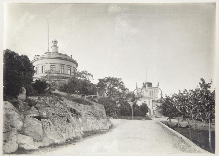 Vanha mustavalkoinen valokuva Vartiovuorelta, vasemmalla tähtitorni, oikealla sittemmin purettu palotorni. (Kuva: Turun kaupunginmuseo)