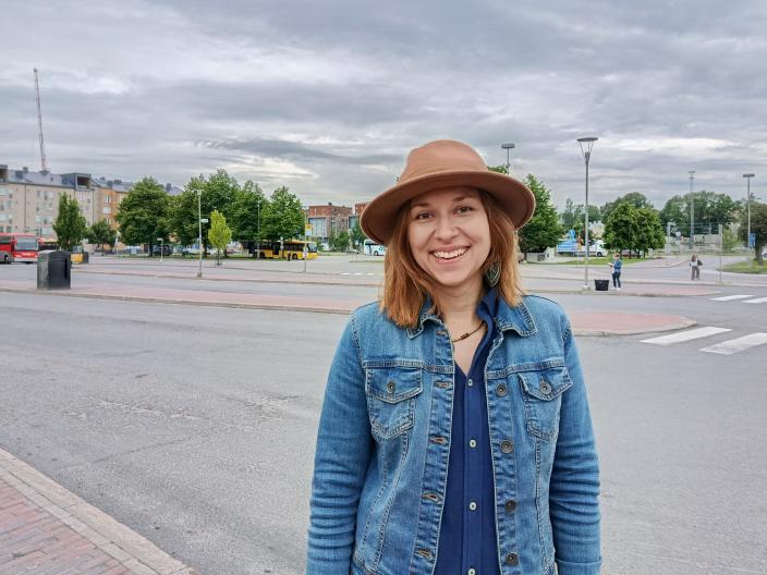Veera Uski hymyilee ja katsoo kameraan. (Kuva: Ari Brozinski)
