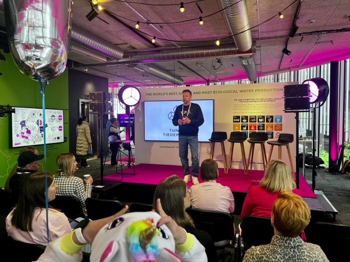 Vesa Palander SHIFT-tapahtuman lavalla yleisön edessä. (Kuva: Marjo Mäkipää)