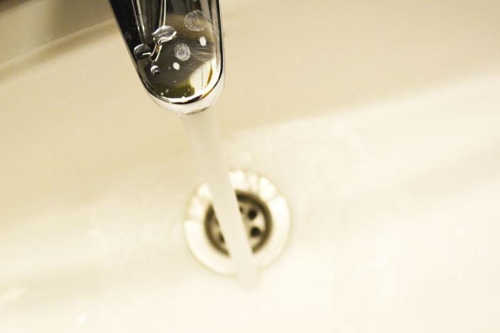 Vettä valuttava hana.