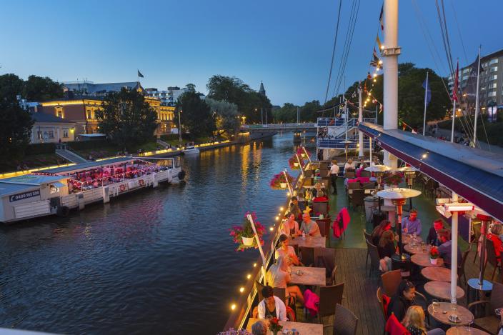 Aurajoki ja Jakke Jokilautta illan hämyssä (Kuva: Visit Finland / Seilo Ristimäki (Iloinen liftari Oy))