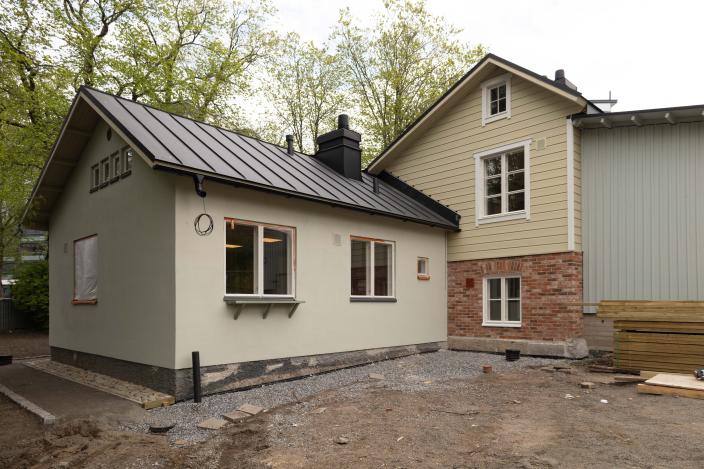 Aurajoen rantamuuri taustalla Myllysilta ja WAM. (Kuva: Turun kaupunki)