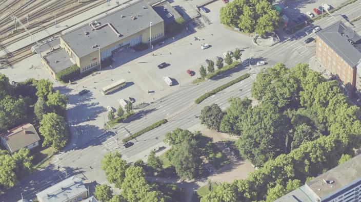 Viistoilmakuva käytöstä poistetun rautatieasemasta ja ympäristöstä. (Kuva: Viistoilmakuva)