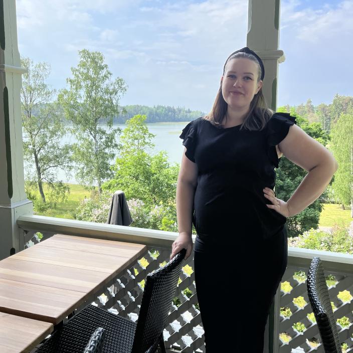 Villa Wolaxin palvelupäällikkö Milla Ahorinta villan terassilla (Kuva: Villa Wolax)