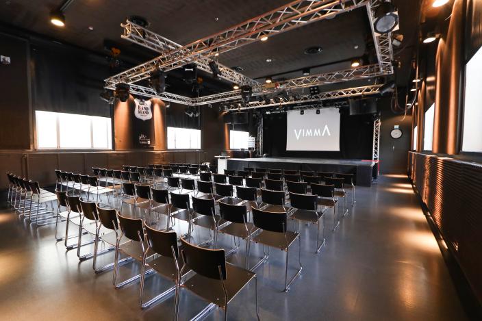 Vimman sali tuoliriveineen. (Kuva: Oona Kokko)