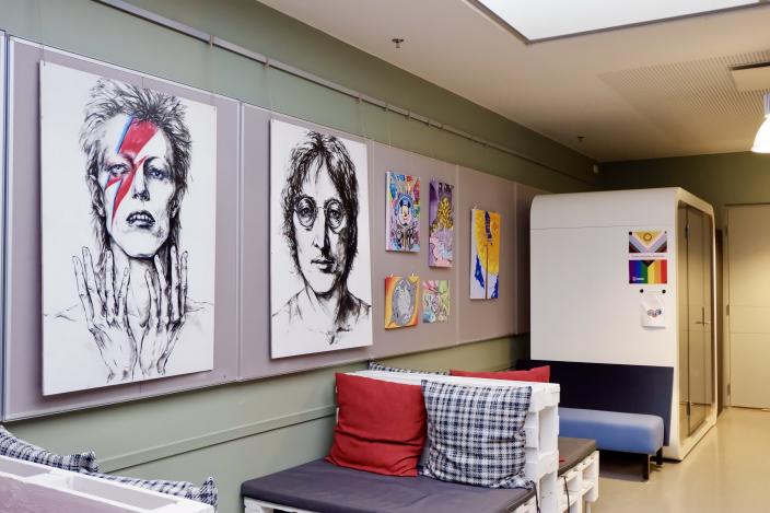 Vimman neljännen kerroksen aulassa on sohvaryhmiä ja nuorten tekemää taidetta. (Kuva: Niina Vääräniemi)