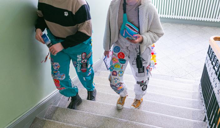 Kaksi haalariasuista opiskelijaa nousemassa Vimman portaita.  (Kuva: Aleksandra Ketonen / Fendari)