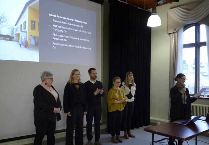 Kuvassa Wäinö Aaltosen koulun lisärakennuksen tekijät, jotka palkittiin Turun hyvän rakentamisen 2024 yleisöäänestyspalkinnolla.  (Kuva: Samuli Saarinen)