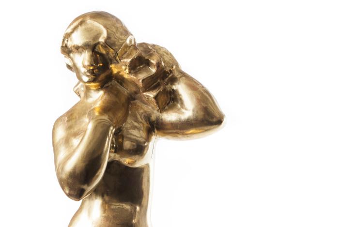 Lehtikullalla päällystetty veistos esittää naisfiguuria. (Kuva: Miska Lehto / WAM Turun kaupungin taidemuseo)